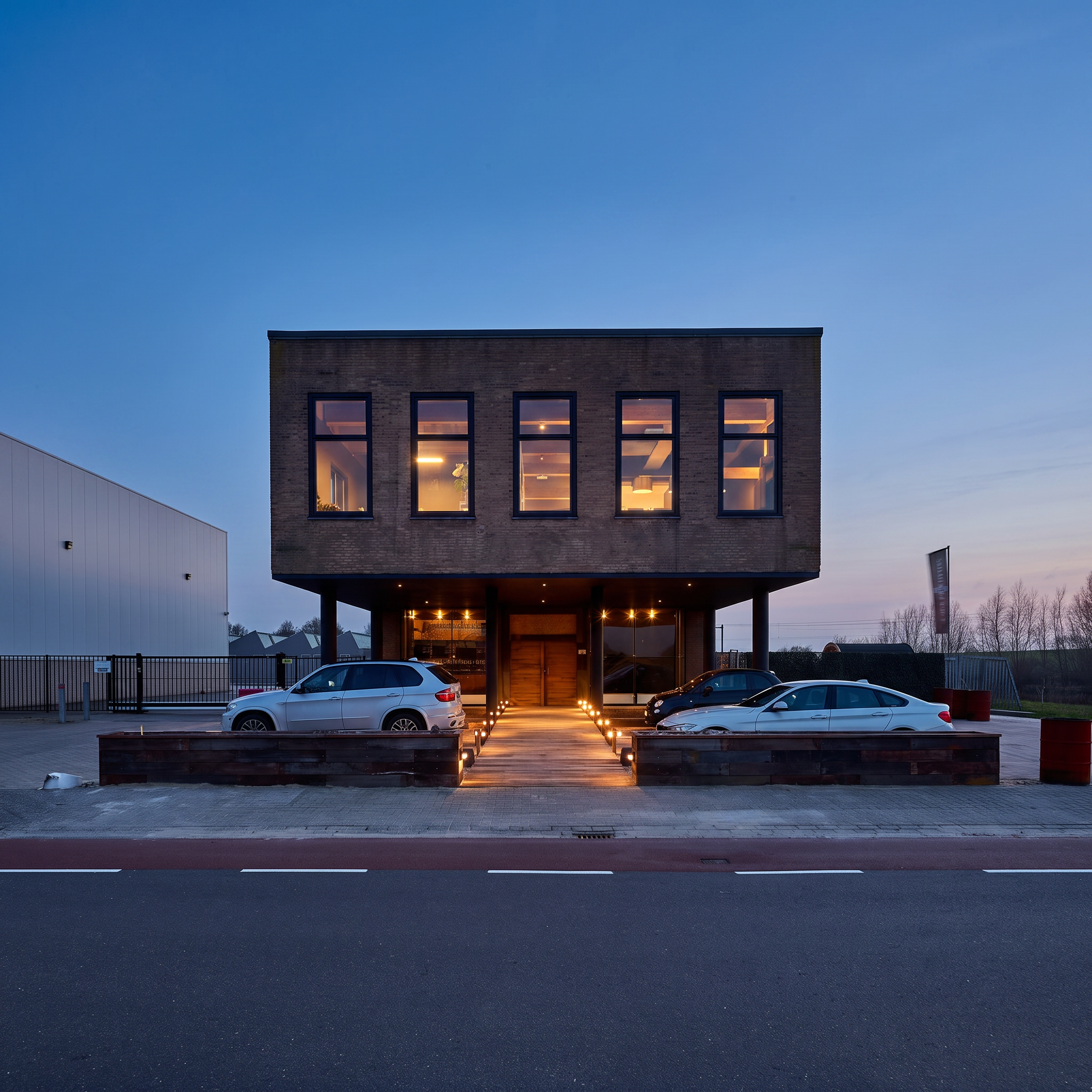 Kantoorgebouw met industriële uitstraling in avondlicht